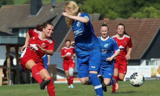 Abgezogen: Einer der Schüsse von Hanna Thomas im Trikot der TSG Kammerbach (links) landete zum zwischenzeitlichen 2:2-Ausgleich gegen Großenenglis II im Netz. Foto: Per Schröter