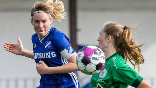 Den Ball im Visier: Kapitänin Carina Jäger (links), die gegen den Titelaspiranten Lütter ins Team der Viktoria zurückkehrt. Foto: artur schöneburg