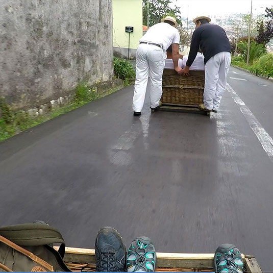 Als Transportmittel zurück ins Tal wählten wir die Korbschlittenfahrt, eine rasante Fahrt über 2 Kilometer mit Holzschlitten bis ins Dorf Livramento auf Madeira bei Funchal