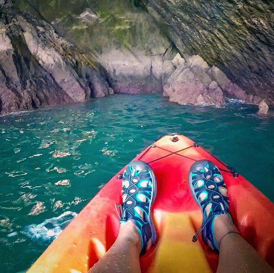 Kajak Kayak Tour in der Nähe von Sesimbra in Portugal bei Lissabon durchs Meer zwischen Felsen hindurch und in Höhlen hinein