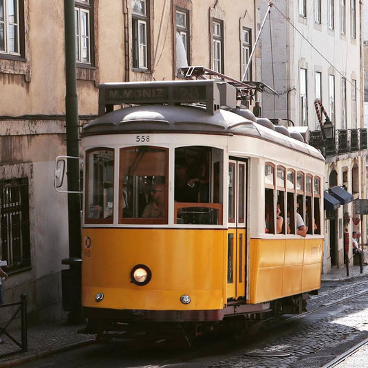 Die historische Straßenbahn Linie 28 in Lissabon Portugal, das ist wohl eines oder sogar das häufigst fotografierte Motiv in Lissabon.