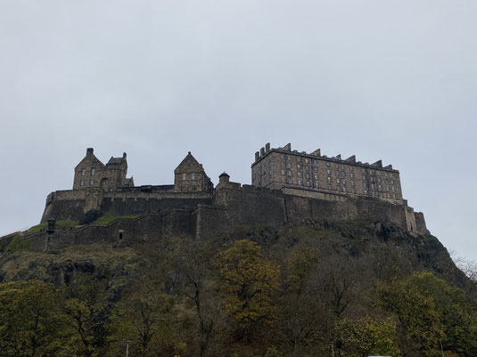 vista dal basso del castello di Edimburgo