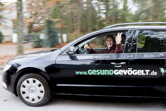 Sexualtherapie mit Humor, Susanne Wendels Auto mit der Aufschrift www.gesundgevoegelt.de