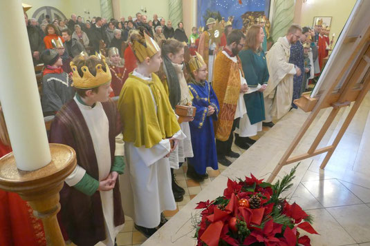 Sternsinger-Messdiener vor dem Betreten des Altarraumes