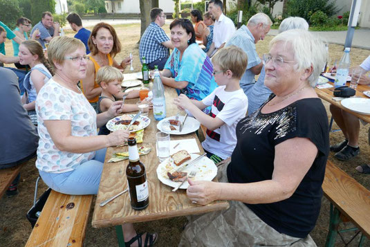 Nur ein kleiner Ausschnitt aus der Gästeschar beim heutigen Grillen