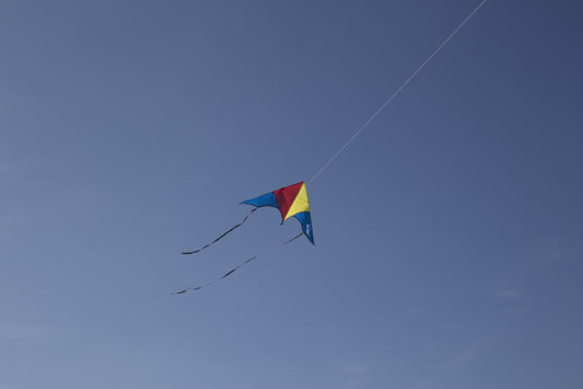 Drachen am blauen Himmel