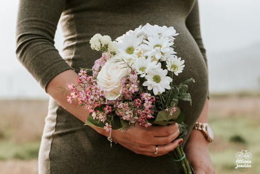 albertojordan portrait vintageportrait retrato mamá mum girl woman mujer flowers maternity dulceespera maternidad newborn familyportrait