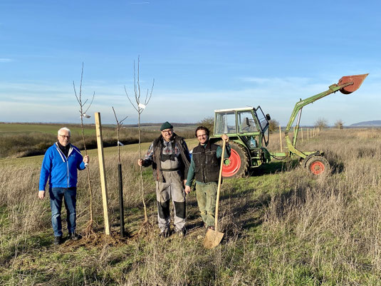 Von links nach rechts Klaus Sanzenbacher, LBV-Kreisvorsitzender, mit den Landwirten Erwin und Tobias Mantel. Foto: Ute Sanzenbacher