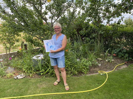 Katrin Czech mit Urkunde und Plakette "Schwalben willkommen, Foto: Klaus Sanzenbacher