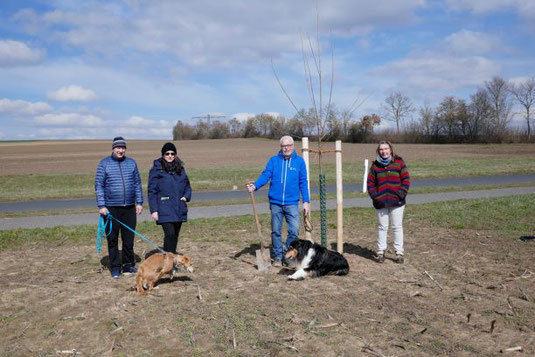 von links: Victor und Eva Trapp mit Bali, Klaus Sanzenbacher mit Dana und Dr. Gisela Kramer-Grünwald