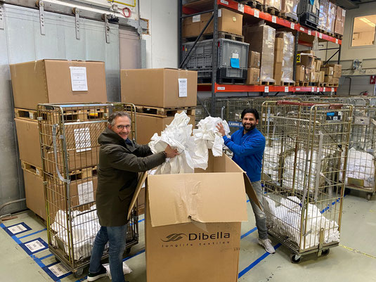 Six tons of bed linen, towels and napkins on the way to a new "life". Owner Jan Lamme (left) and Assistant Operations Manager Frank David are collecting for more sustainability in the textile service. Copyright: Lamme Textile Management