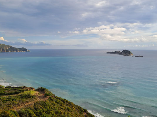Günstige und passende weltweite Langzeitreiseversicherung und Langzeit-Auslandskrankenversicherung im Vergleich. Ergänzende Reise-Haftpflichtversicherung und Reiseunfall-Versicherung