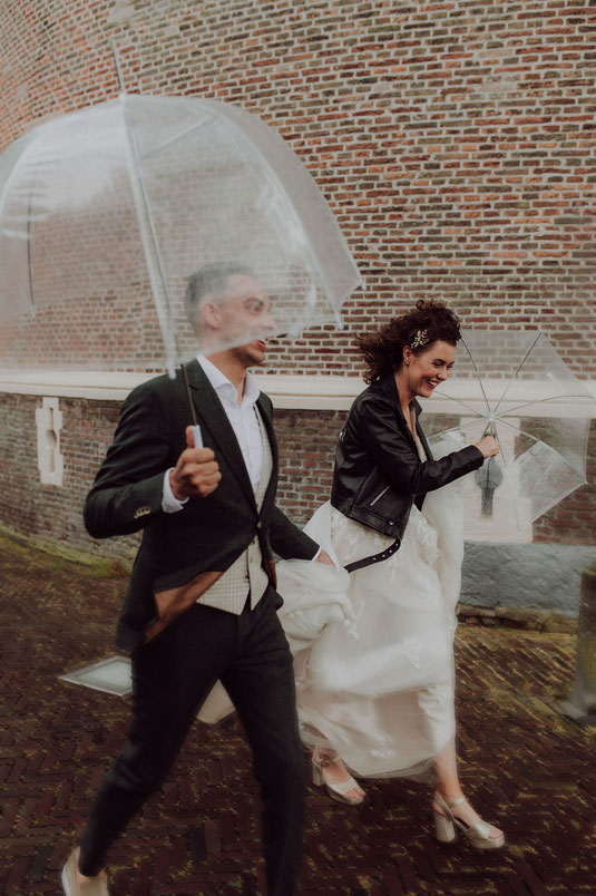 bruid trouwt in leren jasje ideaal op regenachtige dag