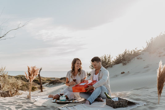 huwelijksaanzoek, love shoot geef een bedrukt jasje cadeau