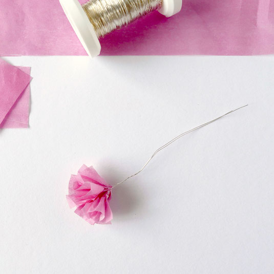 Blüten aus rosa Papiertaschentuch gefaltet mit Silberdraht zum Befestigen