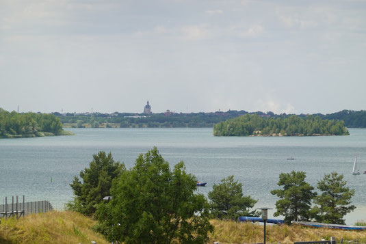 früher eine Braunkohlegrube, heute Markkleeberger See zum Baden.