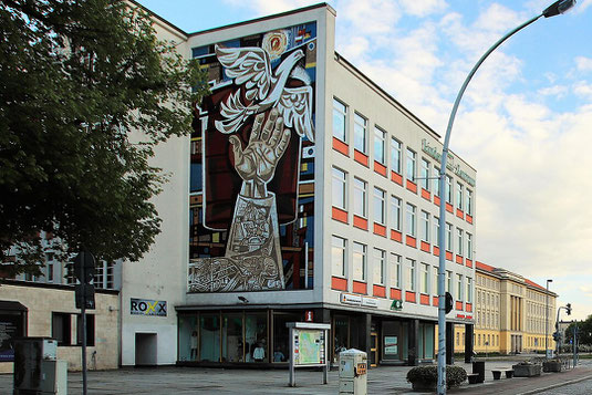 Wandmosaik von Walter Womacka am Linden-Zentrum in Eisenhüttenstadt. Foto: wikipedia