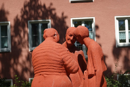 Die Tratschweiber in einem Innenhof eines Wohnkomplexes