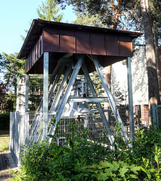 Der evangelischen Kirche war kein Glockenturm erlaubt. Deshalb steht das Geläut am Boden vor der Kirche.