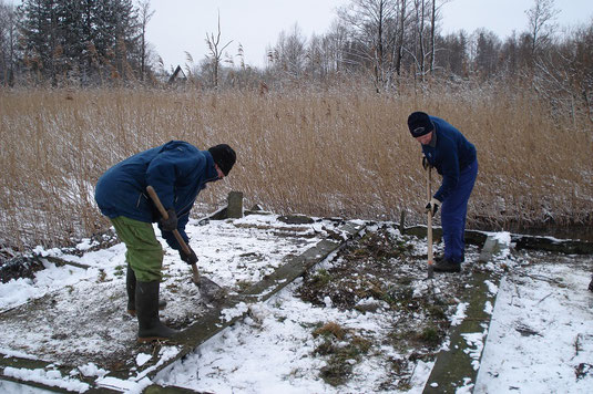 Reparaturarbeiten am Floß (Foto: Pit Brützel) 