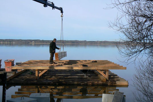 Bau des Holzbohlen-Floßes mit erhöhter Brutplattform am Starnberger See 2008 (Foto: LBV Starnberg)