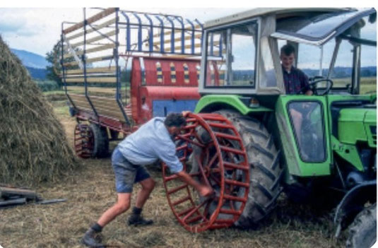 Solche Gitterräder ("Moosradl") oder Zwillingsreifen waren und sind in nassen Mooswiesen Voraussetzung für eine bodenschonende Bewwirtschaftung.