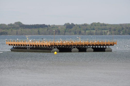 Großfloß mit Leichtmetallschwimmkörpern und Lärchenholzplattform am Starnberger See 2021 (Foto: Franz Wimmer)