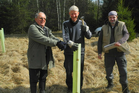 Gero Brehm (M.) mit Günther Paschek (li.) und Mitarbeiter vom AELF nahe dem Pionierübungsgelände Krailling