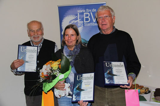 Richard Riedl und Patrick Fantou nehmen die Naturfilmerin Susanne Hoffmann in ihre Mitte (Foto: P.Brützel)