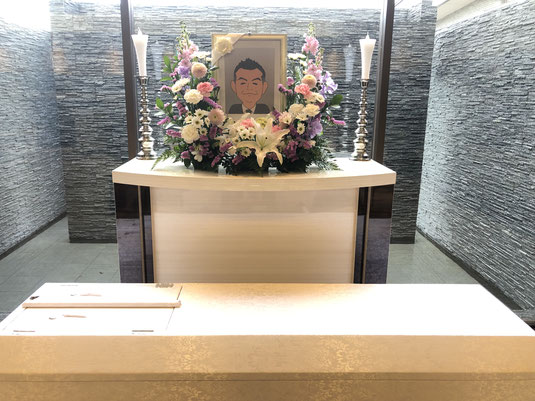 やなぎ葬祭　祭壇の遺影写真