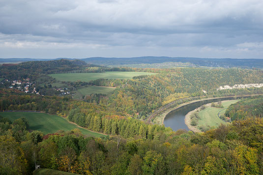 Blick von der Feste Königstein auf den Ilsenberg, die Elbe und Königstein. Bei dem Himmel habe ich natürlich etwas nachgeholfen. Künstlerische Freiheit 😉