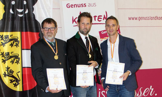 Foto von der Prämierung: v.l.n.r. Honigreferent Valentin Koller, Landesobmann Arno Kronhofer und Gottfried Peball