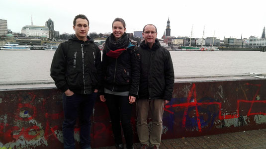 Kerstin Steinle mit ihren Trainern am Hamburger Hafen