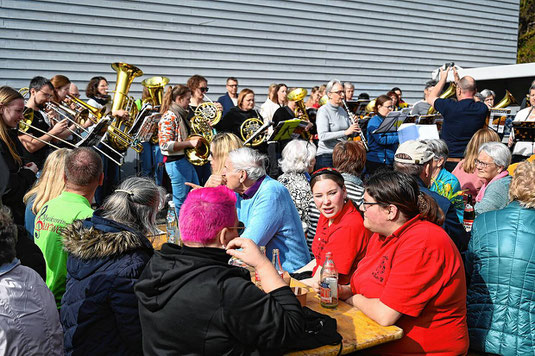 Die Bläserklasse für Erwachse trat beim siebten Markt der Sinne zum ersten Mal öffentlich auf. Bild: Alfred Scheuble