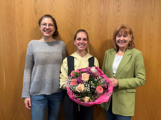 Begrüßung von Frau Schmitt mit Blumenstrauß durch Ingrid Reifenscheid-Eckert (1. Bürgermeisterin Willanzheim) und die ILE-Managerin.