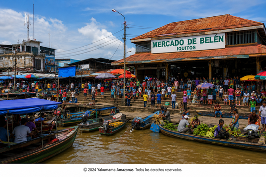 Vista panorámica del Mercado de Belén en Iquitos con embarcaciones tradicionales amazónicas y comerciantes locales, uno de los principales centros de abastecimiento de la Amazonía peruana.
