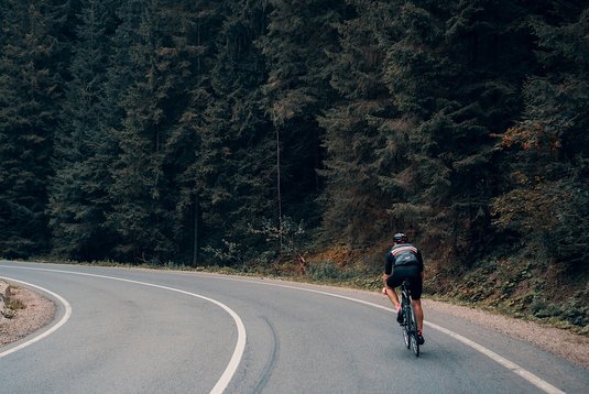 Rennradfahrer im schwarzen Trikot