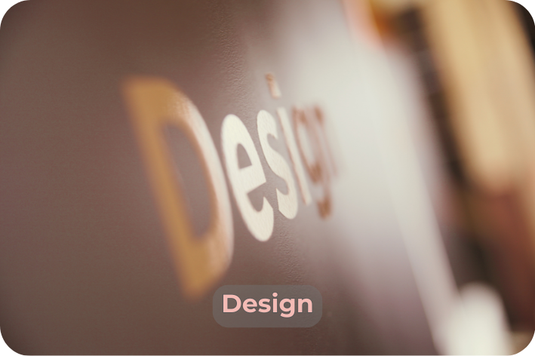 Künstlerischer Fokus auf das Wort „Design“ an einer Wand – minimalistisches Bild als Symbol für Kreativität, Gestaltung und Markenästhetik im Online-Design, im Bild zusätzlich hervorgehobenes Wort „Design“.