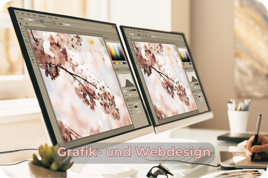 Zwei Bildschirme im Grafikdesign-Workspace zeigen eine kreative Bildbearbeitung mit Kirschblüten – Symbolbild für Grafik- und Webdesign im Bereich virtuelle Assistenz. Text „Grafik- und Webdesign“ im Bild.