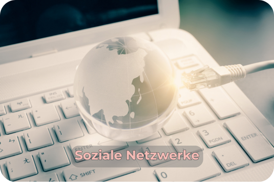 Symbolbild für globale Online-Kommunikation: Eine durchsichtige Weltkugel und ein Netzwerkkabel liegen auf einer Tastatur – Darstellung von sozialen Netzwerken und digitaler Vernetzung. Text „Soziale Netzwerke“ im Bild.
