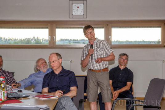 Roland Hauser, Markus Fiederer, Dieter Kleiner und Edgar Kempf (von links) gaben vor dem Gemeinderat ein Übersicht über ihre Argumente und Einwände gegen die geplante Nordtrasse. Bild: Bürgerinitiative Inzigkofen