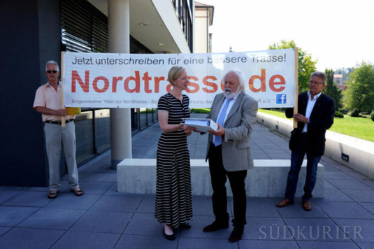 Heinrich Walter, Landrätin Stefanie Bürkle, Roland Hauser, Bruno Dreher (v.l.n.r.) Bild: Bürgerinitiative Inzigkofen