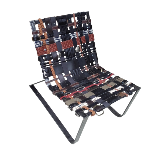 Chaise en acier et cuir réalisée avec des matériaux de récupérations assise en ceintures tressées
