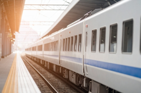 駅のホームに停車している電車。