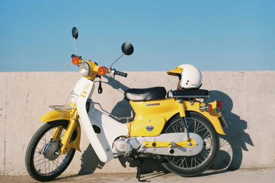 フードデリバリーの自転車。ホットドッグ。ハンバーガー。
