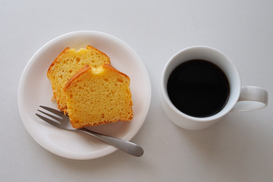 切り分けられたパウンドケーキのお皿とコーヒーのマグカップ。
