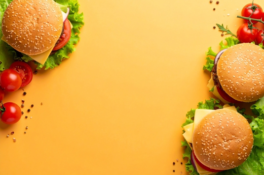 チーズハンバーガーとミニトマト。ランチタイム。