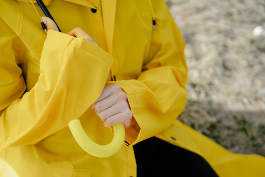 大雨のなか徒歩で通勤する男性。黒のリュック姿。