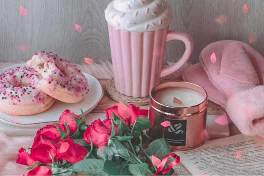テイクアウトコーヒーと鉢植えの春の花々が入った紙製のBOX。