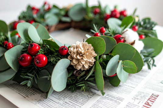 英字新聞の上に置かれたクリスマスリース。